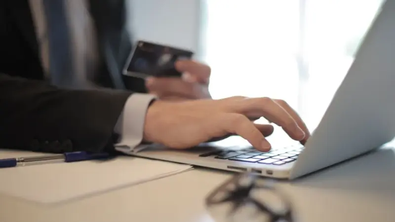 L'abbonamento costa 870 euro e include un assistente AI